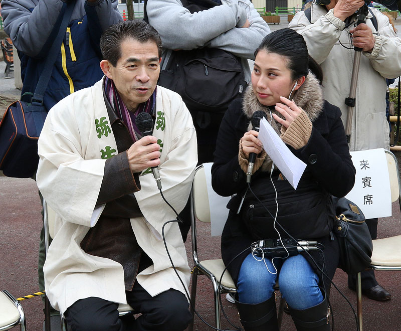 女性記者の取材を受ける弥生会・石川辰夫会長 10:08