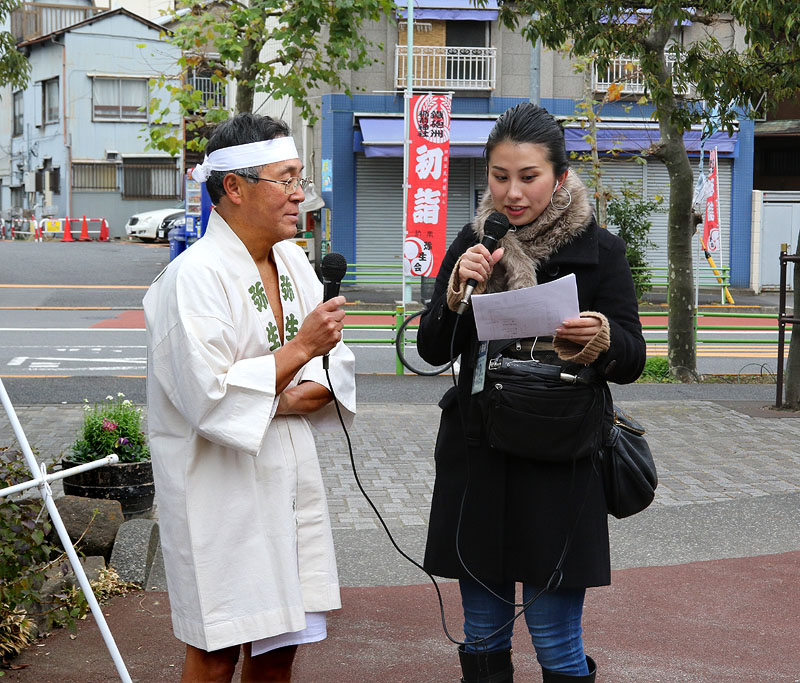 ラジオ局の女性記者にインタビューを受ける弥生会・大井真二幹事長 10:21