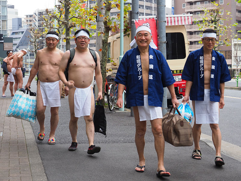 手荷物を持って神社に向かう 10:24