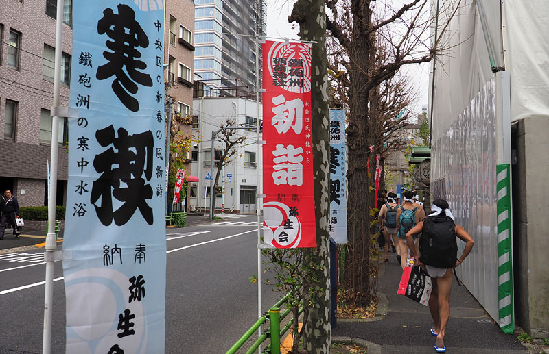 建設中の参集殿とプラタナスの間の歩道を通って神社へ