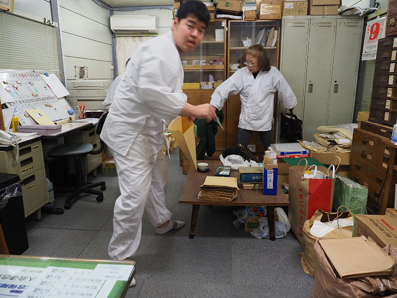 貴重品を仮設社務所に預ける 10:28