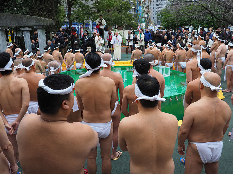 400人の観客の前で・・・
