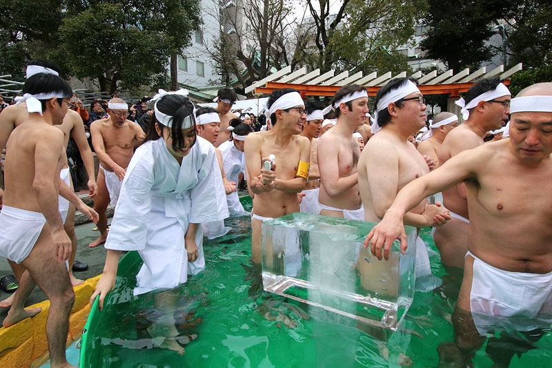 寒中水浴【九】 〜最も厳しい氷柱のそばに入る〜