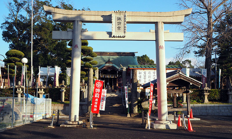 諏訪神社表参道より拝殿を臨む