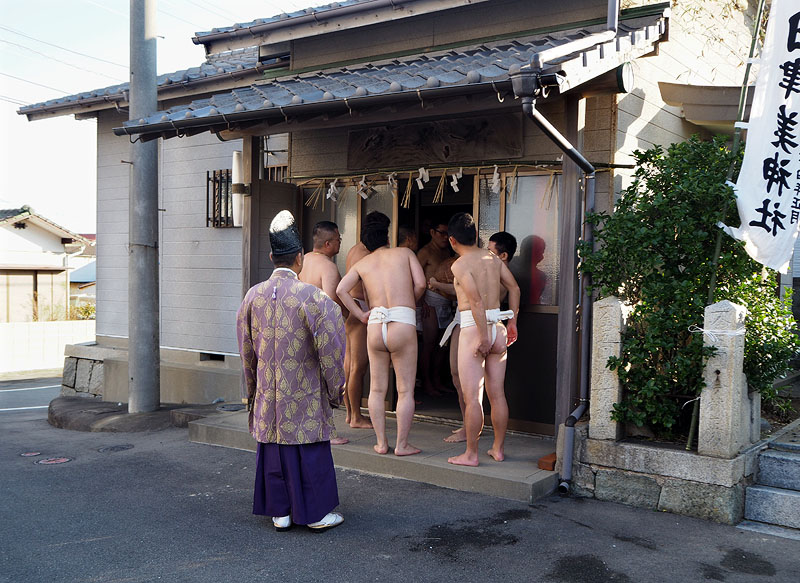 和田津美神社に隣接する社務所「共有会館」で先に到着した町会が共有の玉を受け取る 2017.01.03 09:16