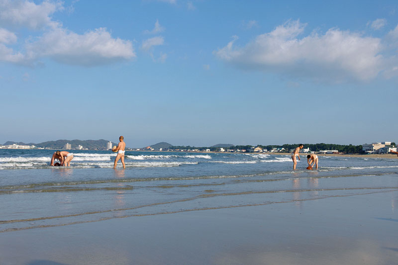 海水で玉を清める / 福間海岸 09:23