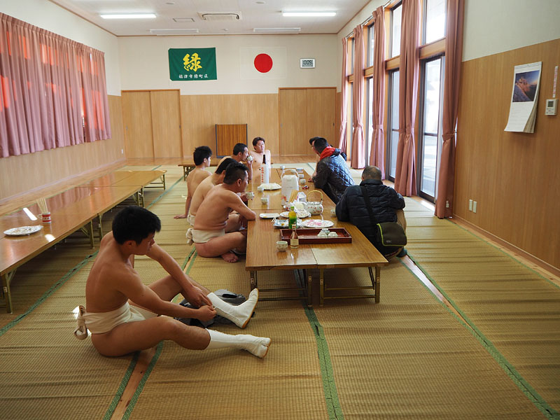 公民館の中で褌を締める 10:08