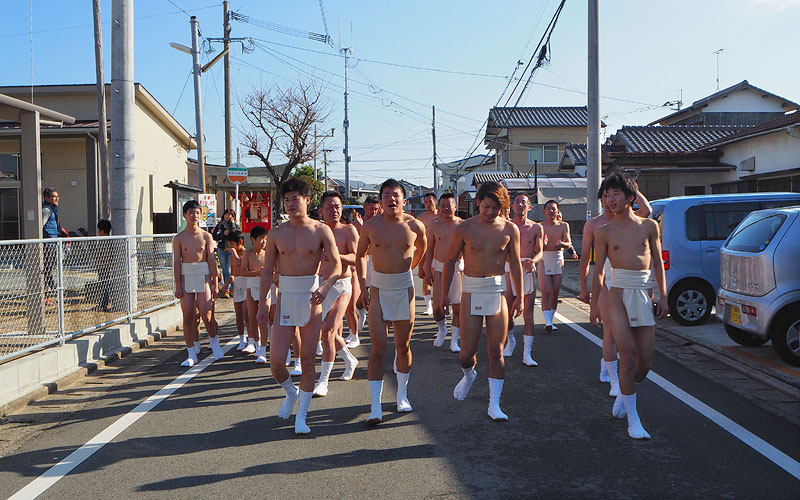 共有会館に向かう緑町区の一行 10:46