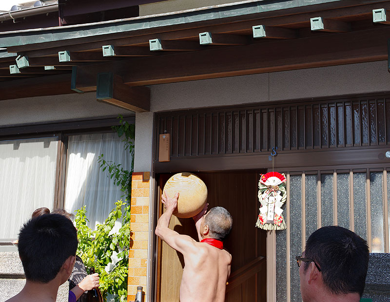 町内廻り【壱】　～鴨居に大玉を打ち付けてお祓いをする～　11:48