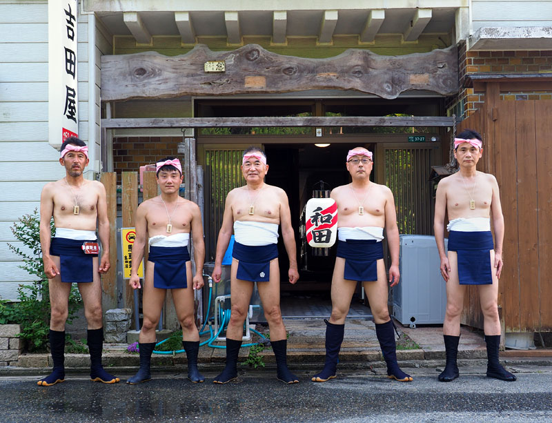 和田グループ第三期五人の侍(前姿) / 吉田屋前 16:48