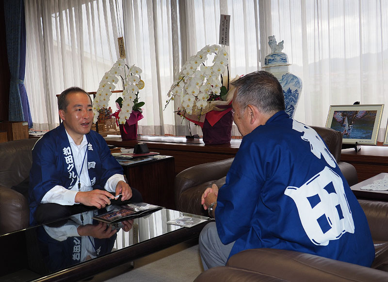 津屋崎祗園山笠について熱っぽく語る原崎市長 / 2017年7月18日 福津市長室