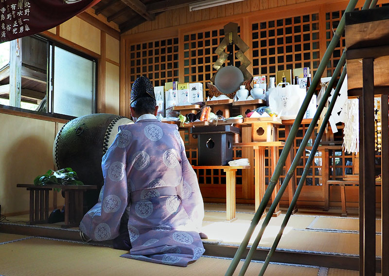 太鼓を叩きながら祝詞を上げる麻生藤七宮司 09:04