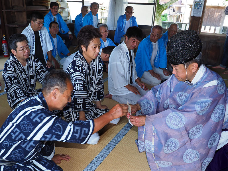 最初に「順番くじ」を引く北流・玉城代表世話人