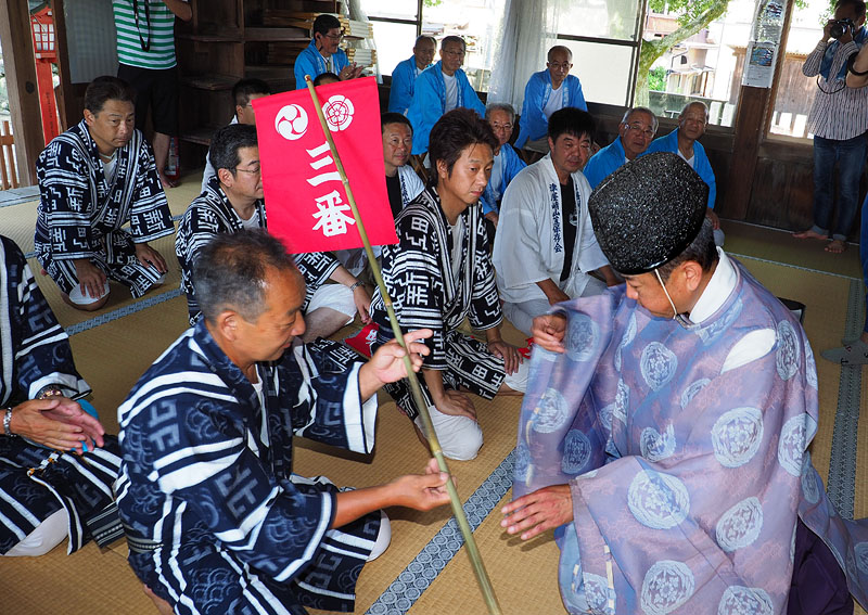 麻生宮司から「三番旗」を手渡される北流・玉城代表世話人 09:10