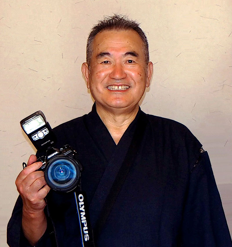 愛機 OLYMPUS OM-D E-M1 MarkII を持つ黒甚平姿の和田義男 2017.07.15