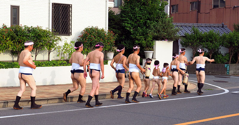 後に続く集団