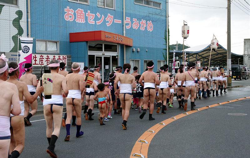 お魚センター前を通過 18:29