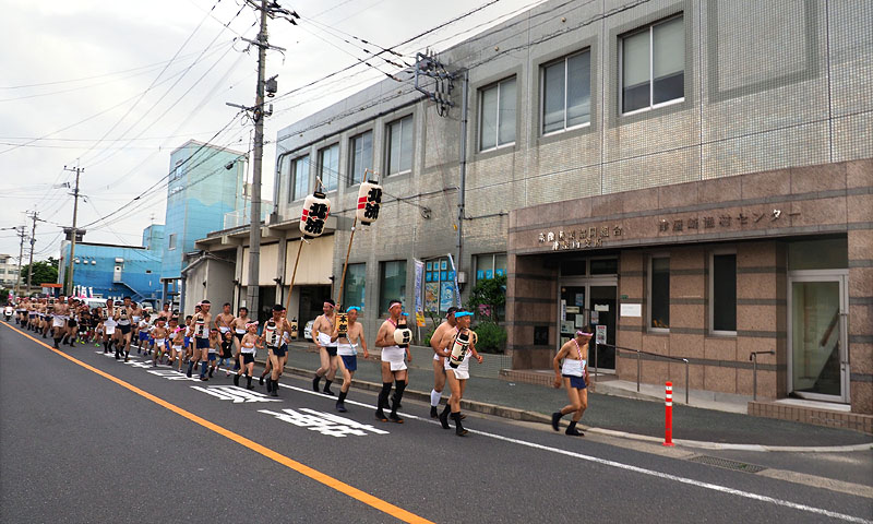 津屋崎漁協前を通過 18:29:30