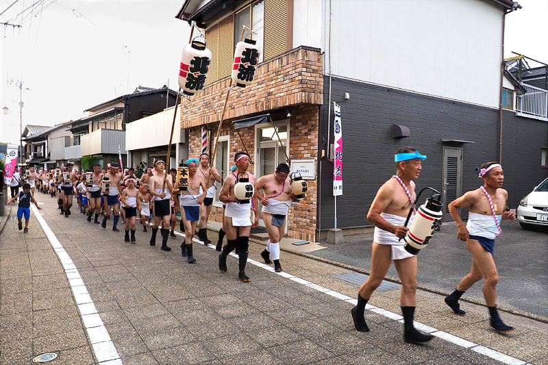 玉城代表世話人を先頭に町内を走る北流の裸衆団 18:31