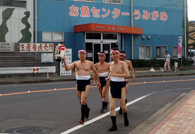 お魚センター前を行く