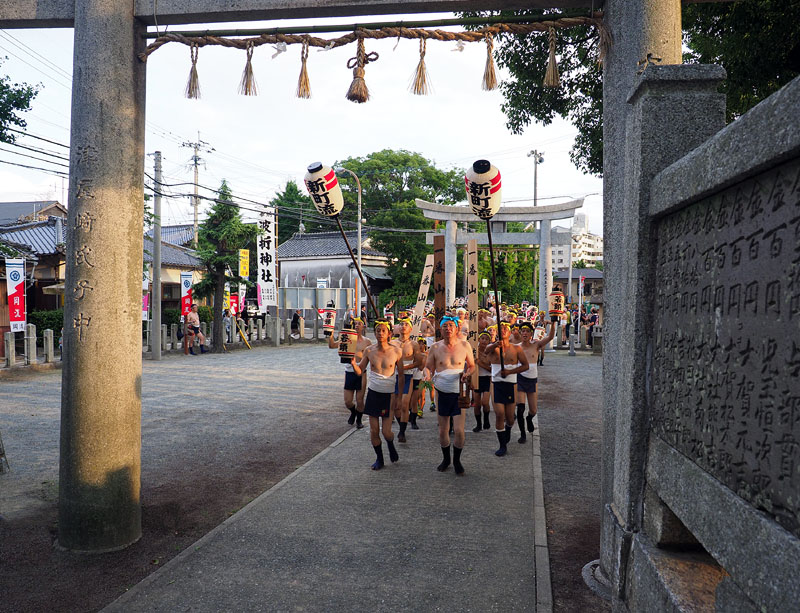 【弐】 新町流の宮入り 〜西日に照らされて参道を進む褌衆〜