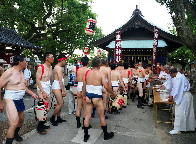 【四】 岡流の宮入り 〜お参りをしてから御神酒を頂く〜 18:42