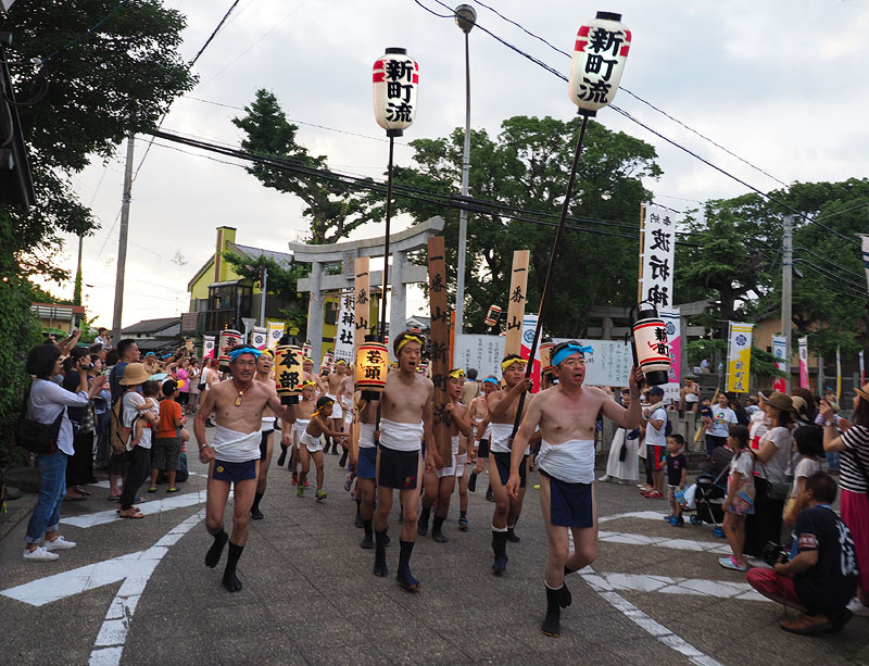 【参】 新町流の裸参り ~「祝い目出度」斉唱後定刻に出発~ 19:00