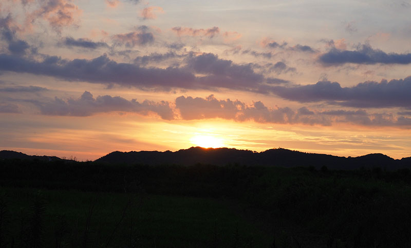 美しい入り日 ~茜色(あかねいろ)に輝く西の空~ 19:20