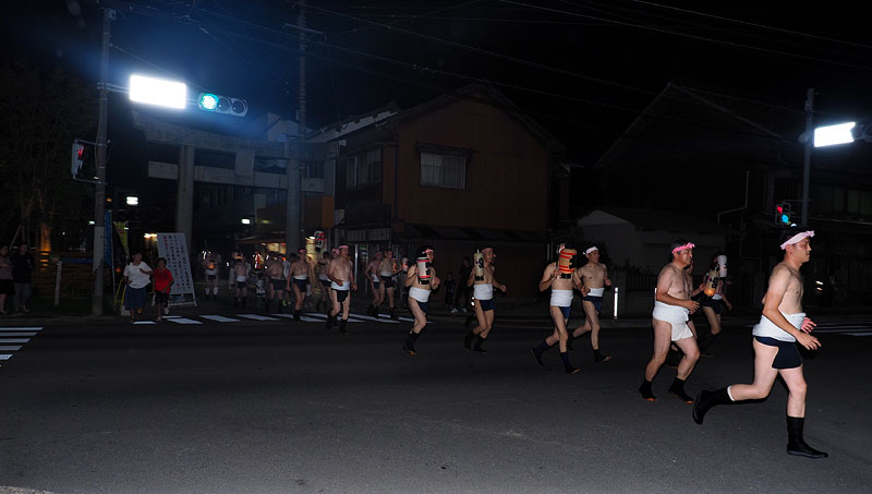 車道を横切る褌衆 20:30