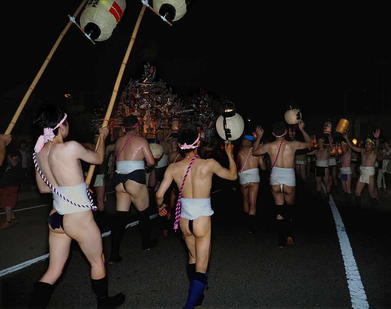展示山笠の前に向かう北流
