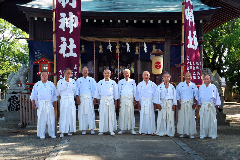 波折神社に奉仕する白装束の長老たち