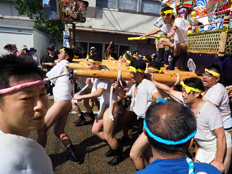 【弐】 追い山 〜旧乙藤商店前で一番山と三番山の先陣争い!〜
