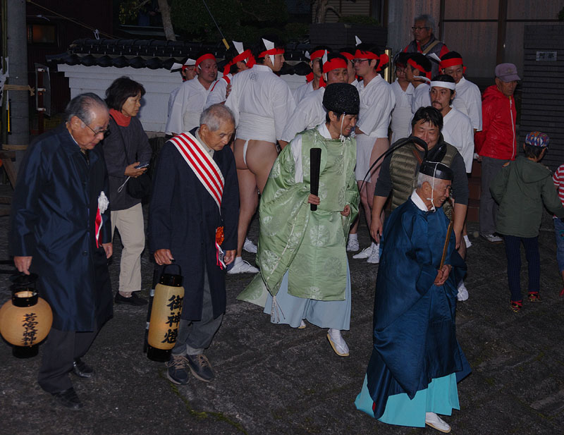 還御神輿の伴走船に乗り込む宮司一行 17:24