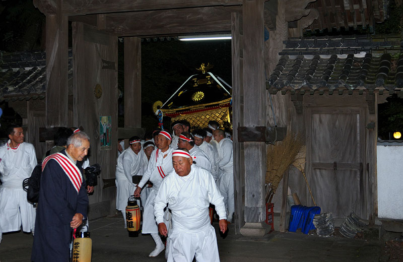 陸組の還御神輿 【五】 〜神社の楼門をくぐる〜 18:49