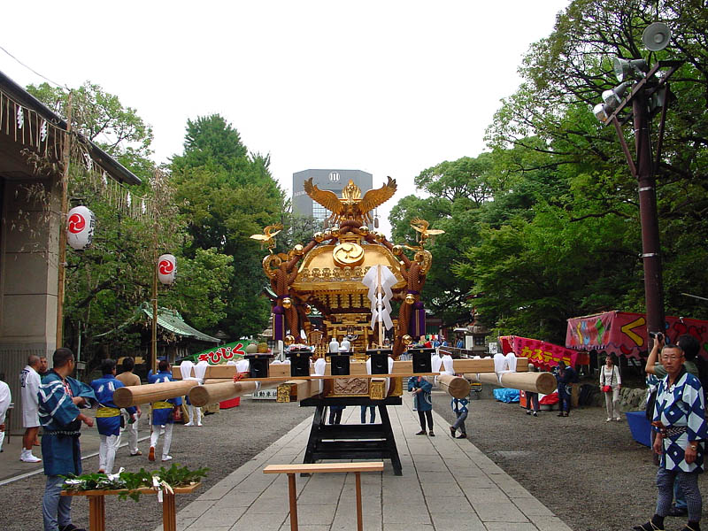 御本社神輿展示館から出された二の宮鳳輦