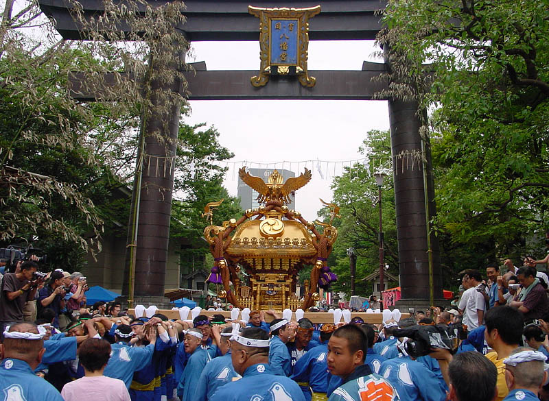 大鳥居を出る二の宮