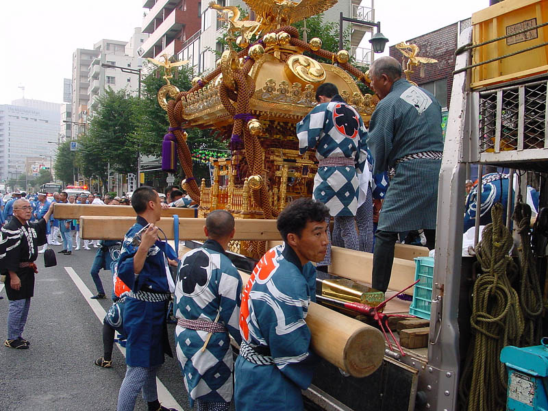 トラックに乗った二之宮