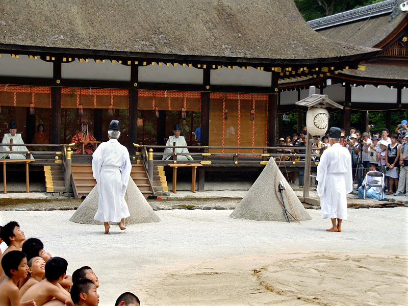 烏のしぐさで横飛びする刀祢