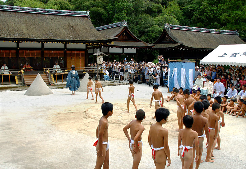 褌に赤布をつけた祢宜方(西方)相撲童子の登場