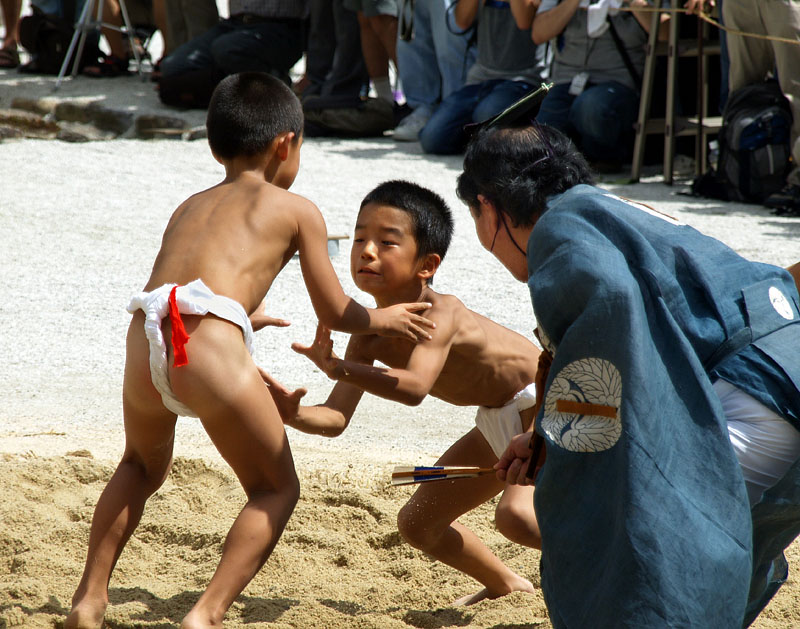 相撲童子たちの真剣な立ち会い