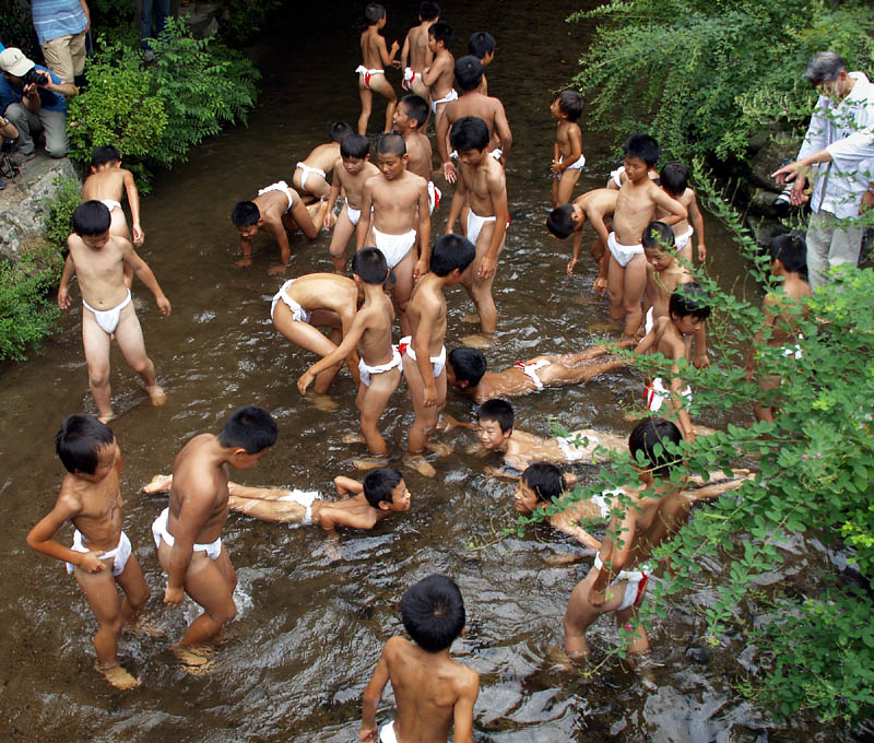 御手洗川で楽しい水浴