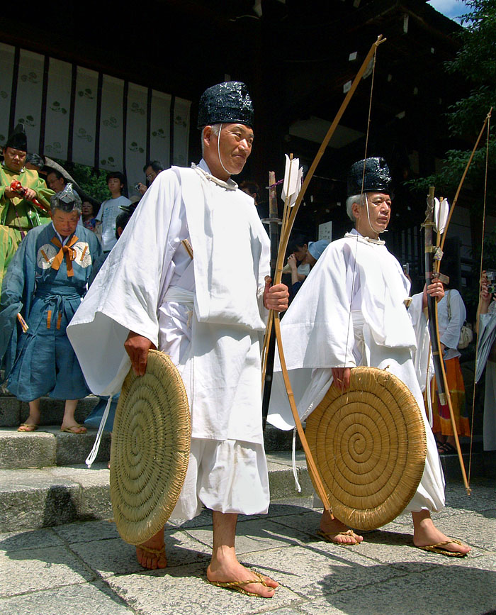 烏(からす)神事を奉納する二人の刀祢(とね)