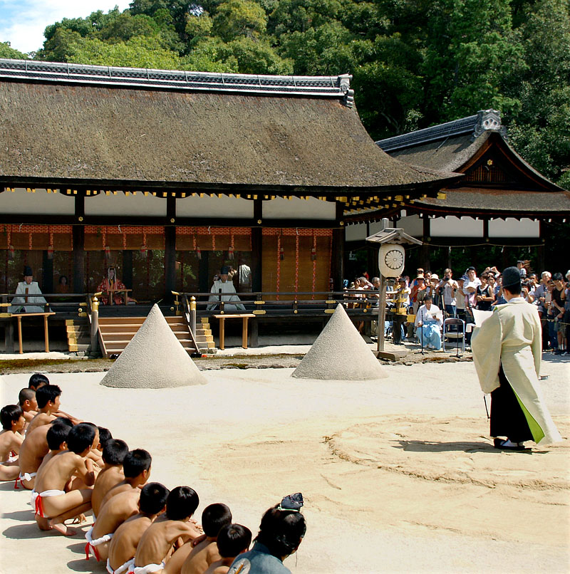 差符(さしふ)(名簿)を読み上げる祝代(ほうりだい)
