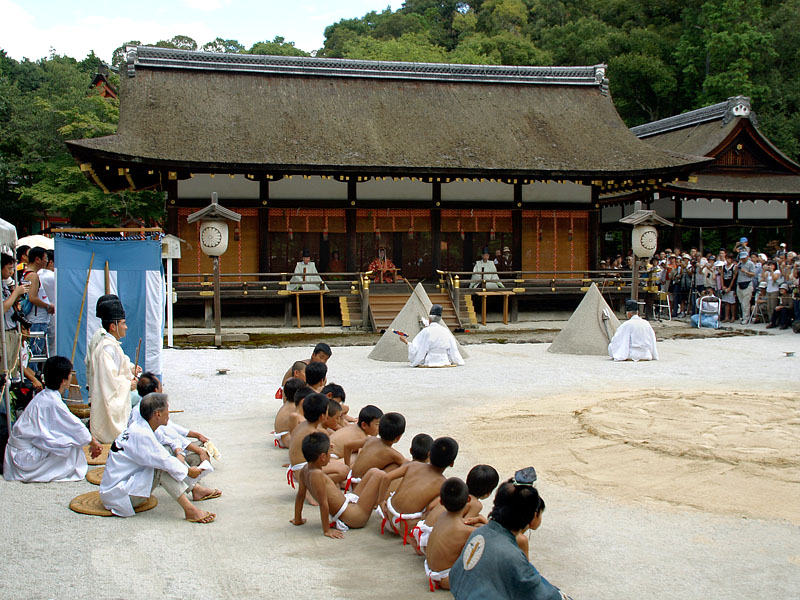 円座にあぐらをかいた東西の刀祢