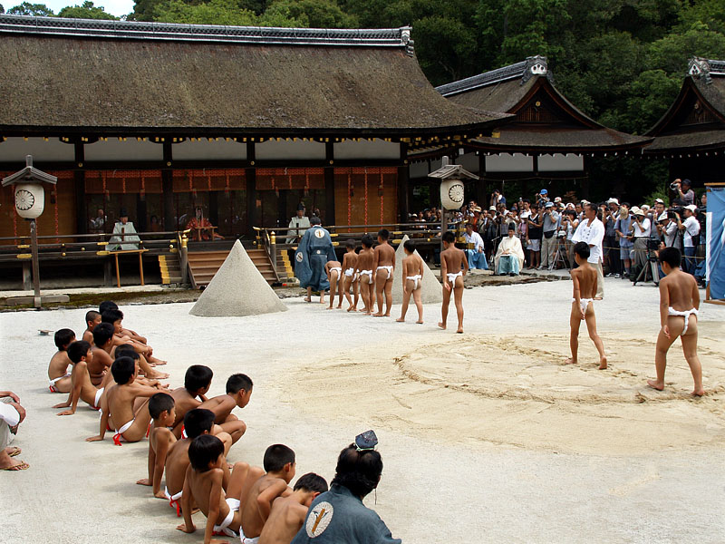 祝方の相撲童子の登場