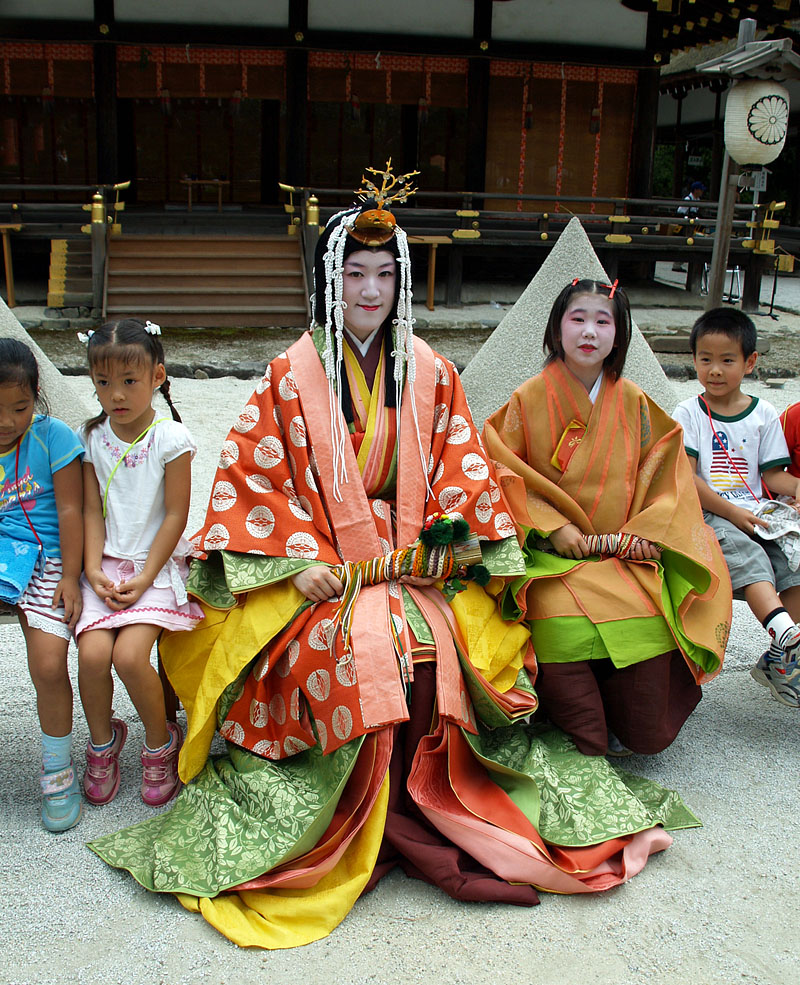 斎王代と児童たち