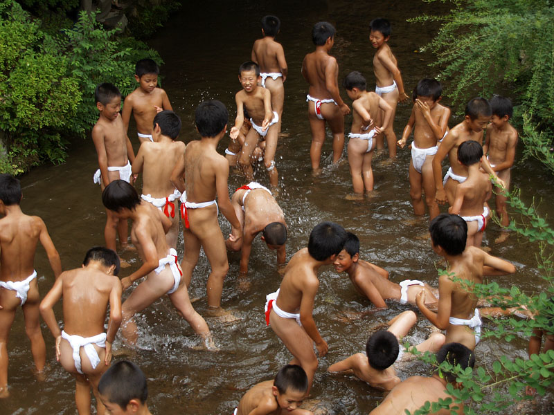はしゃぎながら身体を水洗い