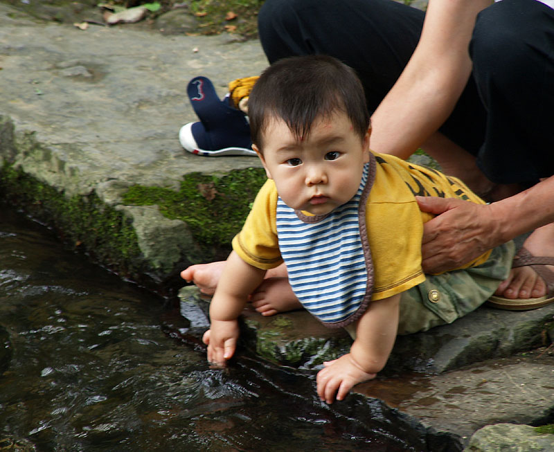 ならの小川で水遊び