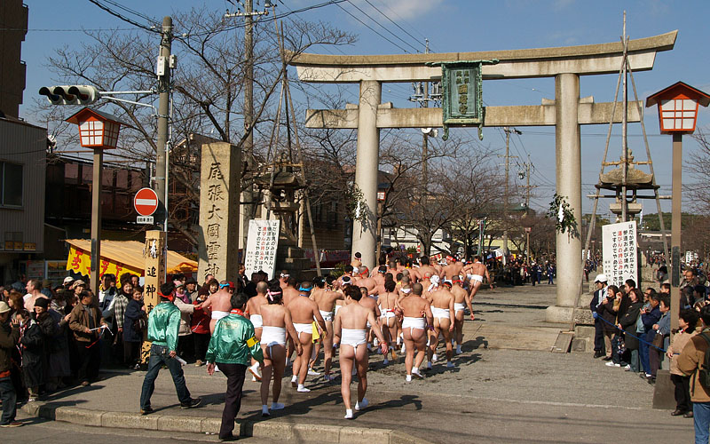 参道に入るはだかたち