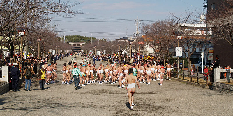 広い参道をジグザグに練り歩く!